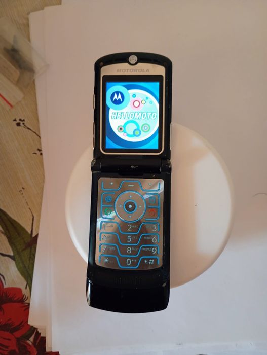 Motorola  V3 + accesorii ( decodat)