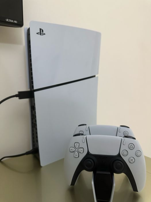 Продам PlayStation 5 Slim с дисководом + два джойстика и игры
