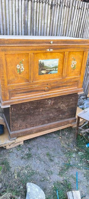 Стари дървени скринове