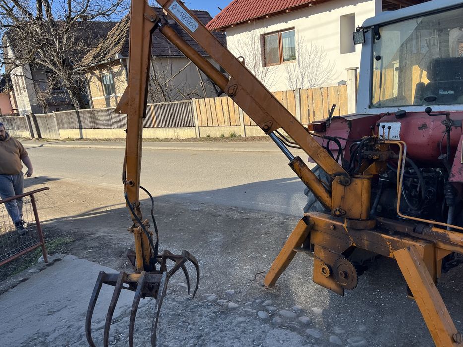 Incarcator gunoi cu brat