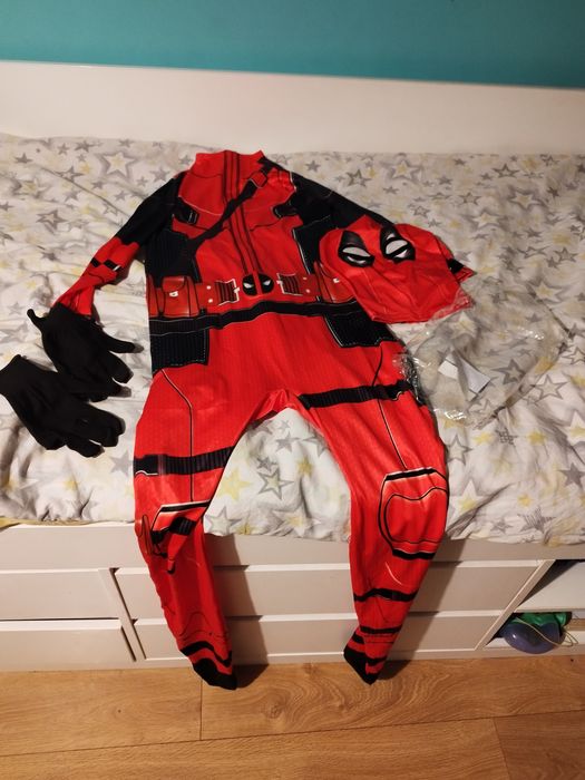 Продавам чисто нов костюм на Дедпул мъжки размер 170см
