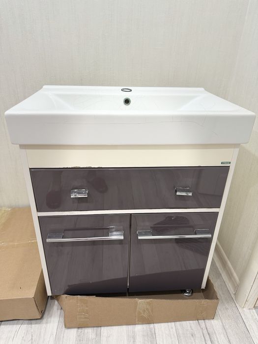 Шкаф и раковина сатылады