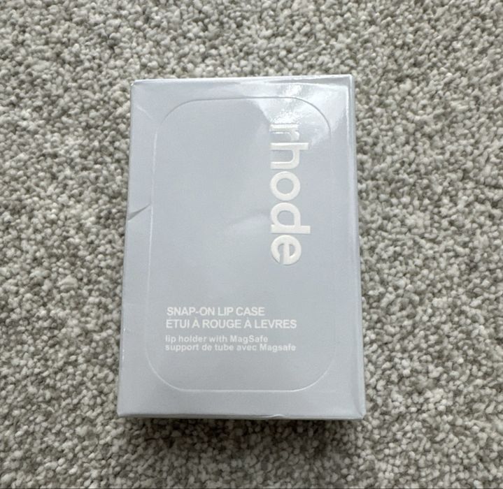 Rhode Snap-On калъф MagSafe за айфон заедно с rhode Lip Tint гланц
