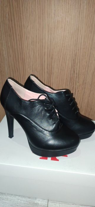 Обувки с ток     .