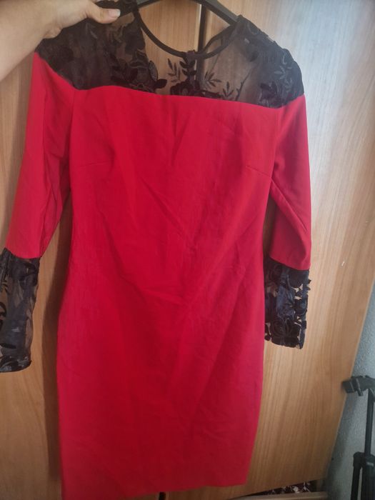Rochie roșie elegantă mulată, mărimea XS/S (6), cu detalii de dantelă neagră