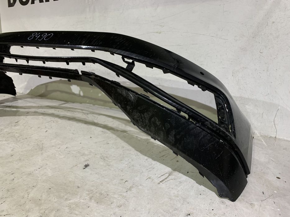 Bara fata VW Passat, B8, facelift, Highline, 2019, 2020, 2021, 2022, 2023, cod origine OE 3G0807221F, cu gauri pentru senzori de parcare (4). Are o minifisura in partea dreapta jos, nu se vede daca este cromul clipsat.