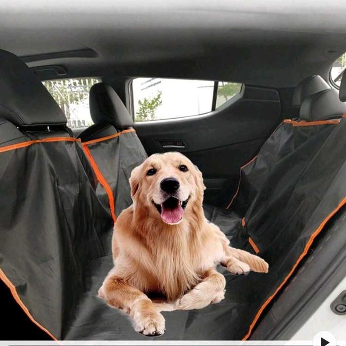 Протектор за задна седалка на автомобил за кучета.