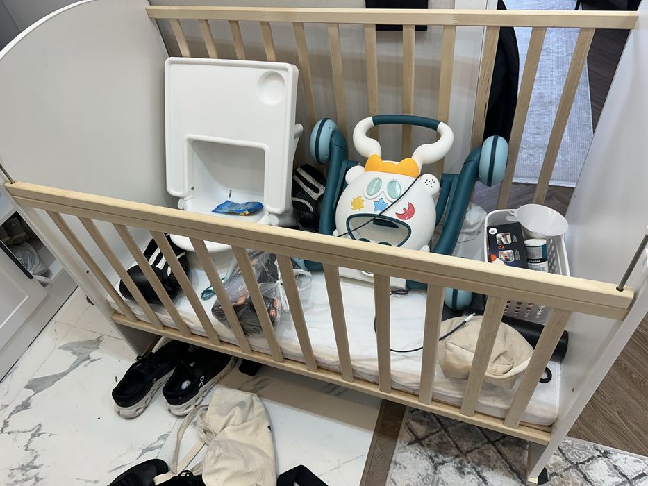 Детская кровать с матрацом, и игрушками