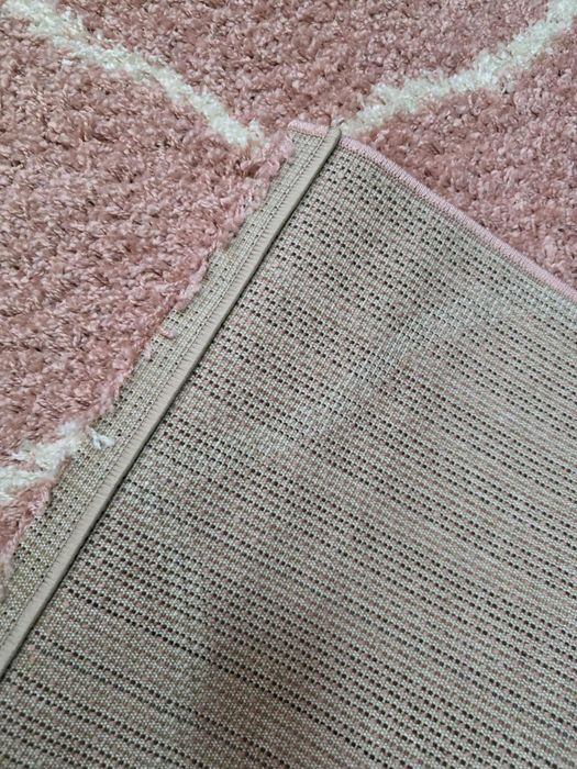 Чисто нов розов килим