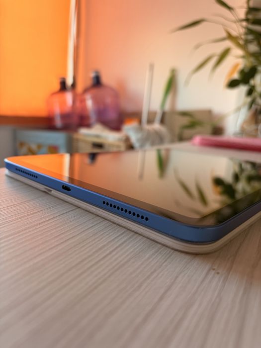 Ipad generatia a 10-a 64 GB + tastatura originala appel