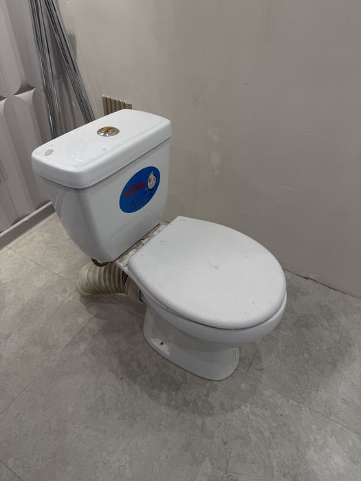 Продам унитаз, целый