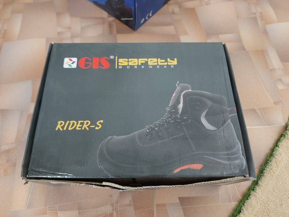 Продаётся спецботинки