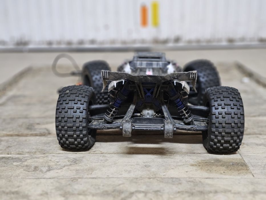 Traxxas Sledge 6s , зарядно и батерии