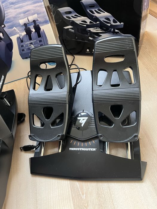 Комплект Thrustmaster за летене
