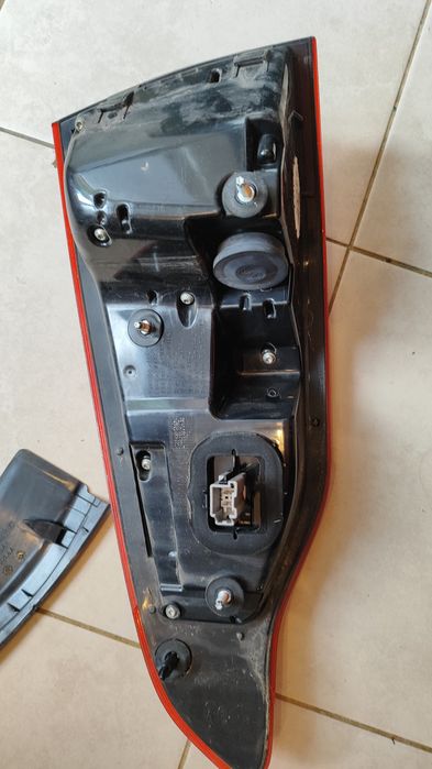 Ford S-Max Заден десен стоп (РАБОТЕЩ, ПУКНАТ, липсва малко парче)