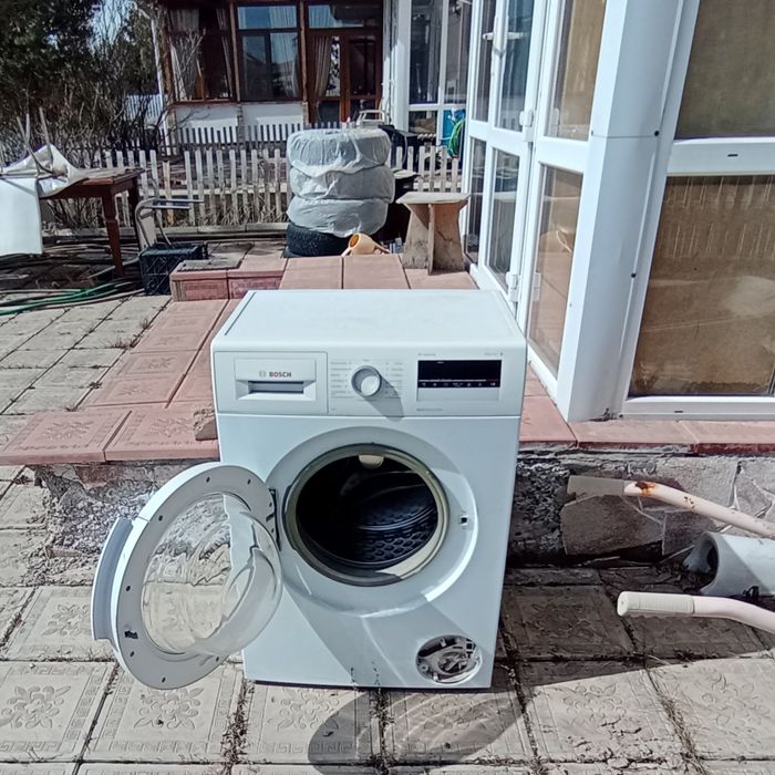 Продам на запчасти стиральную машину Bosch.