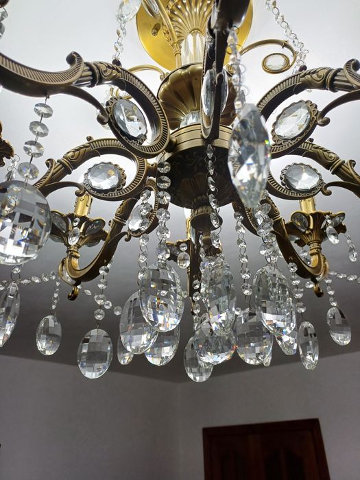 Продам люстру 8 рожковая