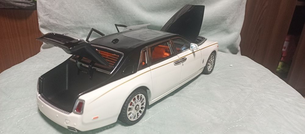 Метална кола Rolls Royce Phantom,1:18 , чисто нова