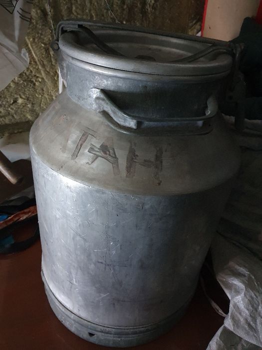 Продам ,швеллер7,8м,,.канистры,фляги.