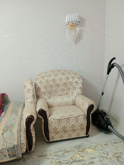 Продаёться диван и два кресла