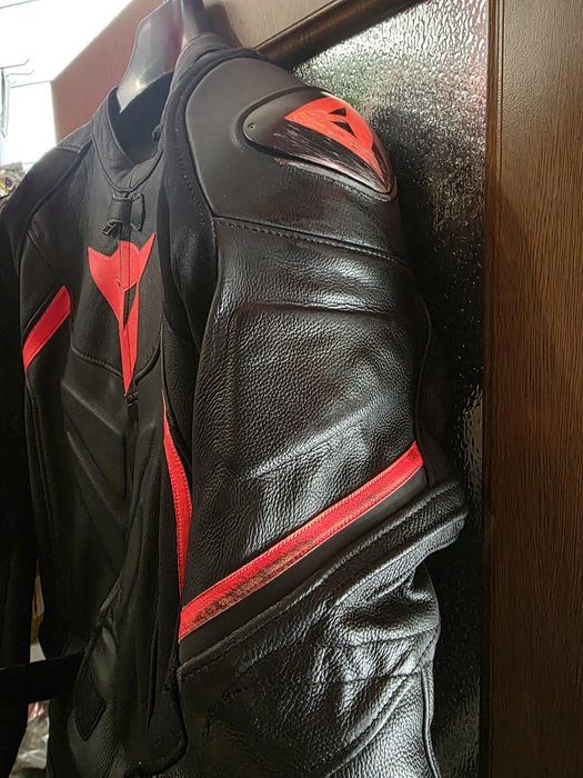 Мото екип Dainese размер 50 със забележки