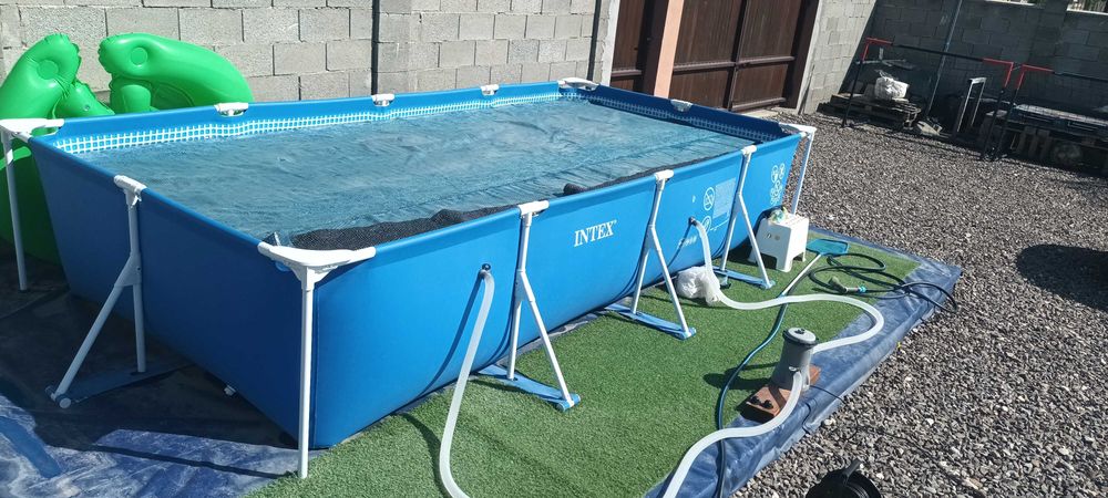 Vanzare piscină  curte INTEX