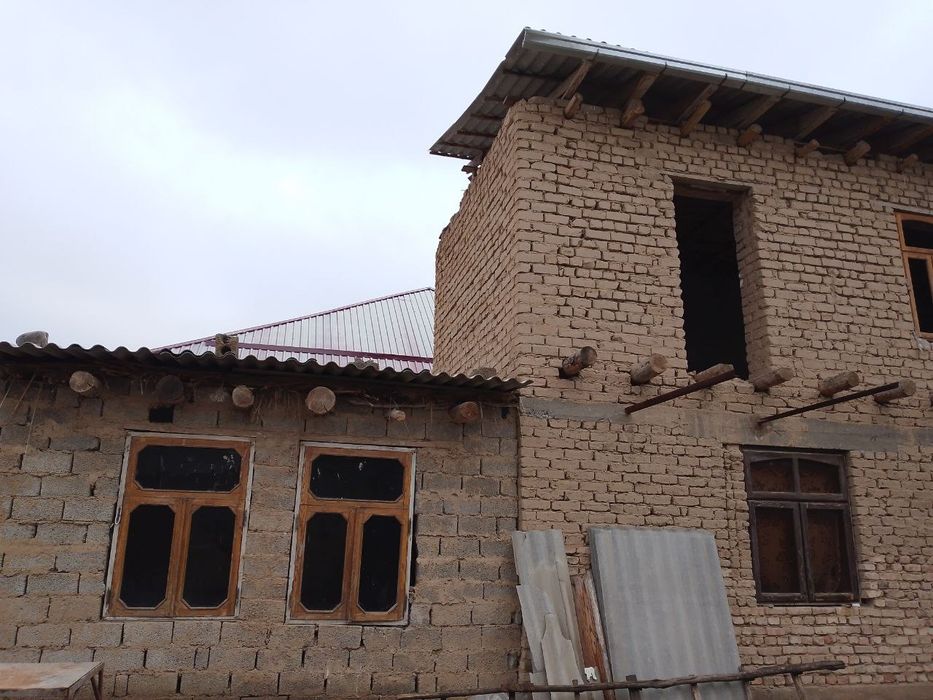 Yangiyoʻl tumanida joylashgan ezoz kfesi yonida zarilga sotilayabdi