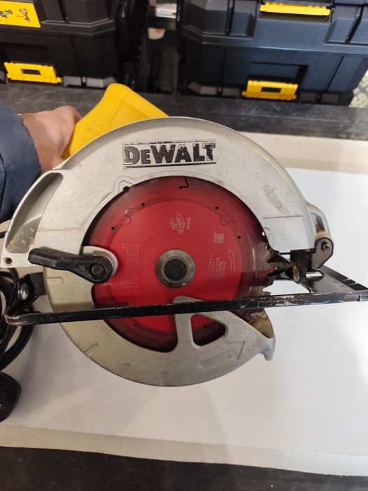 Коледна цена ръчен циркуляр Девалт DeWALT DWE560 184mm