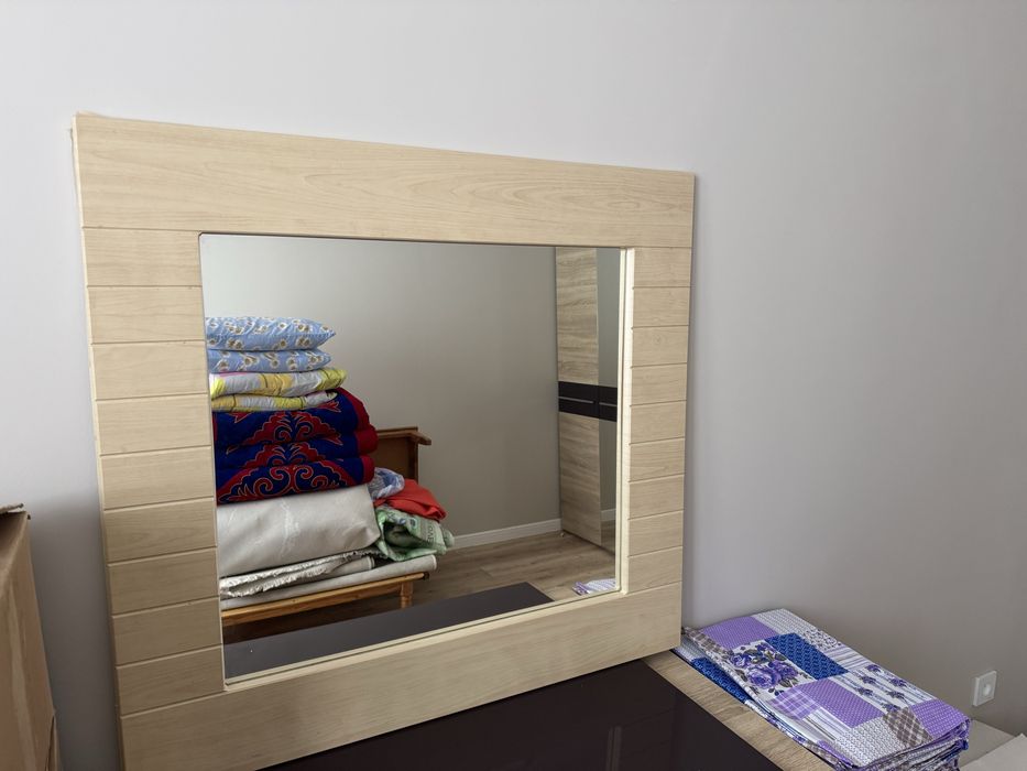 Зеркало 2 штуки.