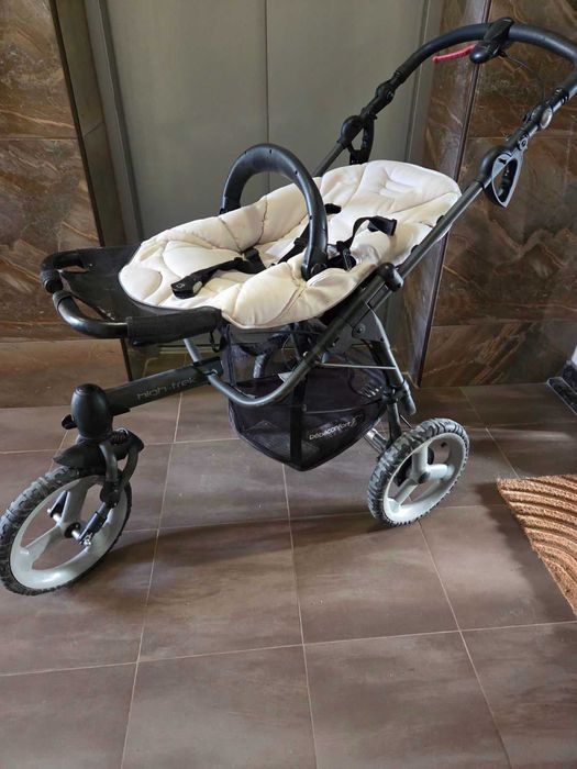 Продавам бебешка количка Bebe Confort HIGH TREK Digital Rain