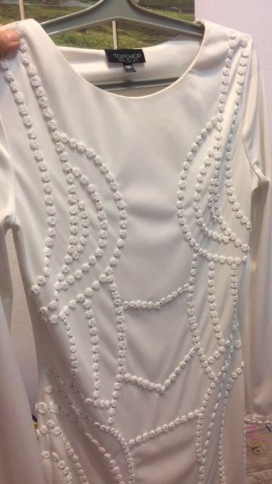 Белое нарядное облегающее платье