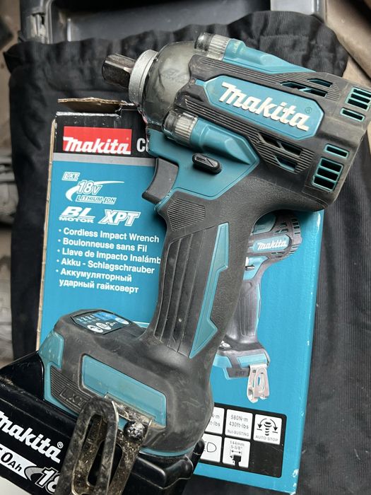 Vand bormasina de impact Makita(3buc) acumulatori 5 Ah si statie dubla