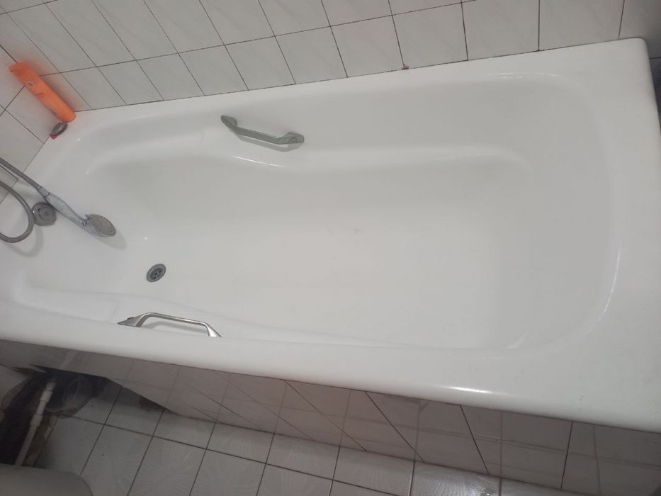 Chugunni vanna srochna sotiladi