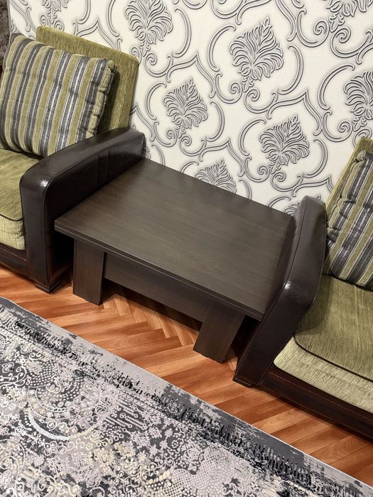 Кожанные кресла и стол