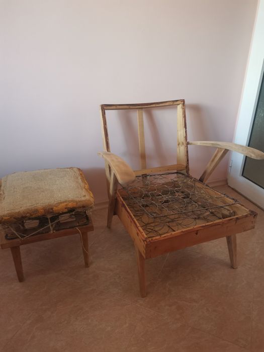 Комплект ретро фотьойл и табуретка подготвени за претапициране