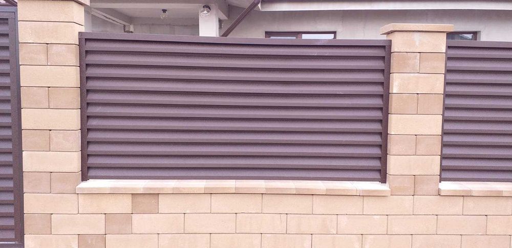 Garduri si porti din panouri stil jaluzele si alte modele disponibile