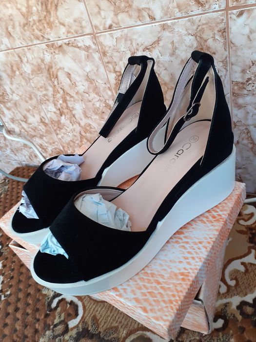 Vand sandale de dama noi, negre, marimea 39.
