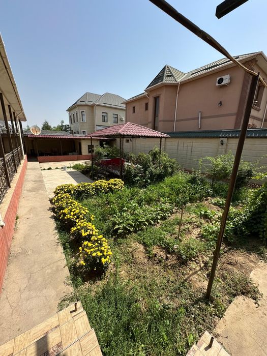 Два дома на участке в микрорайоне "САМАЛ-2".