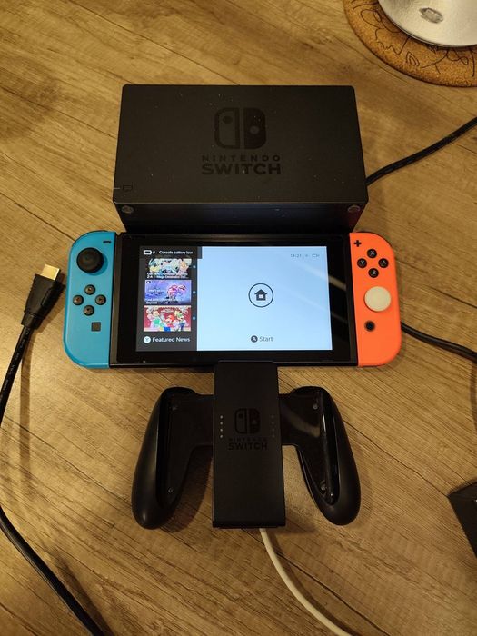 Nintendo Switch плюс 9 бр. игри