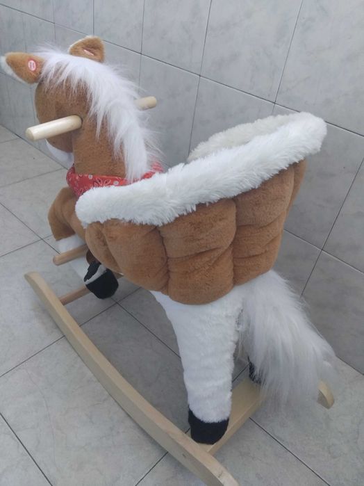 Детско люлеещо се конче