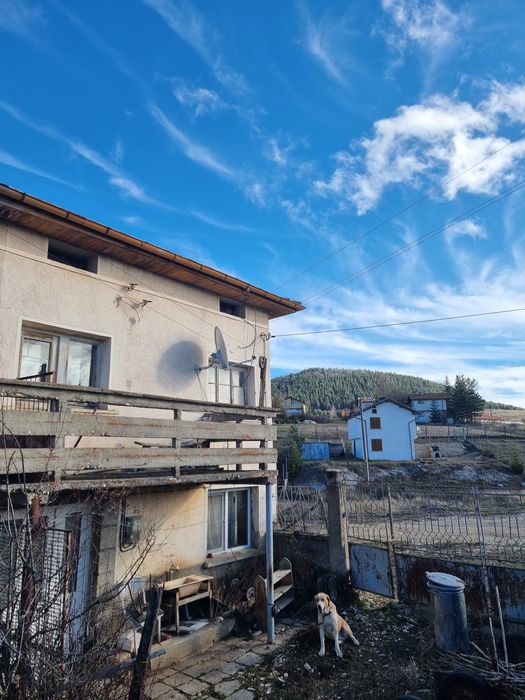 Продава се къща(на калкан) с плевня и 300 кв.м двор