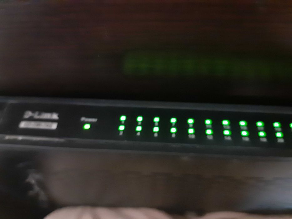 Продавам 24 портов суич