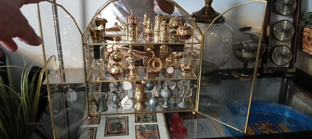 Vitrina cu miniaturi metalice minunata