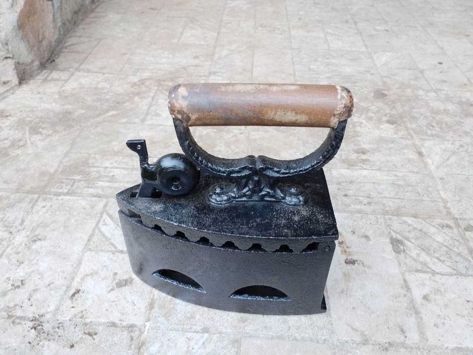 Стара ютия на жар