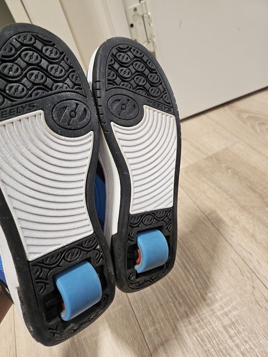 Продам роликовые кроссовки Heelys
