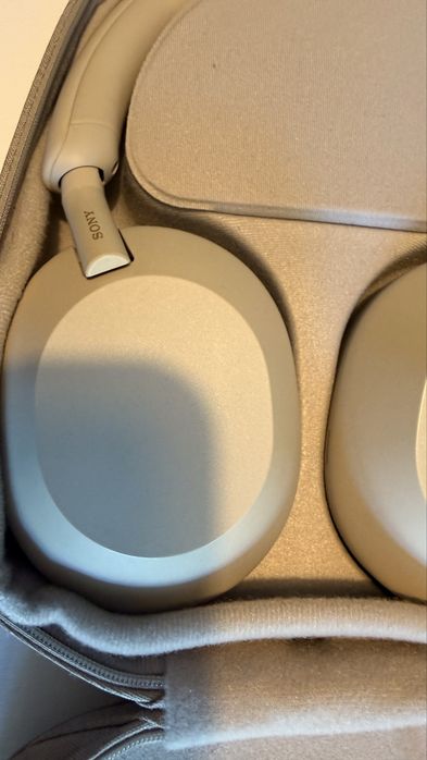Sony WH- 1000 XM5