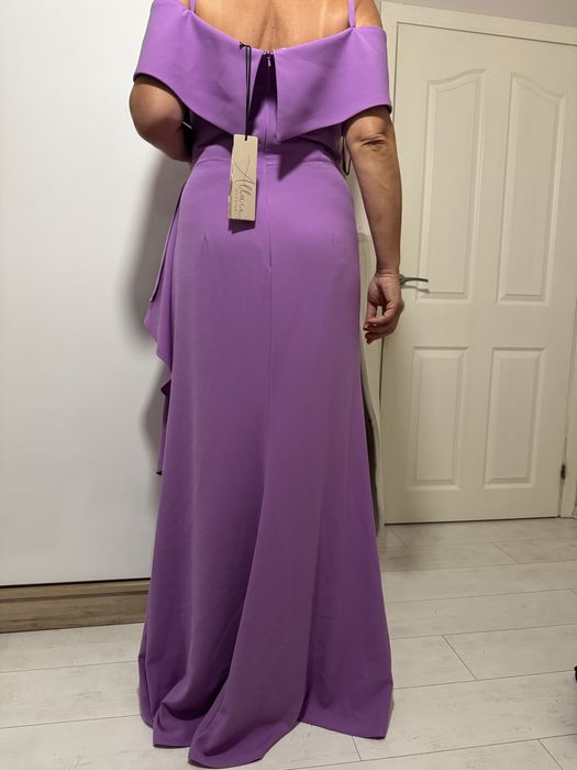 Официална рокля.