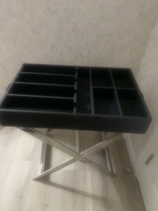 Сервировочный кожаный столик