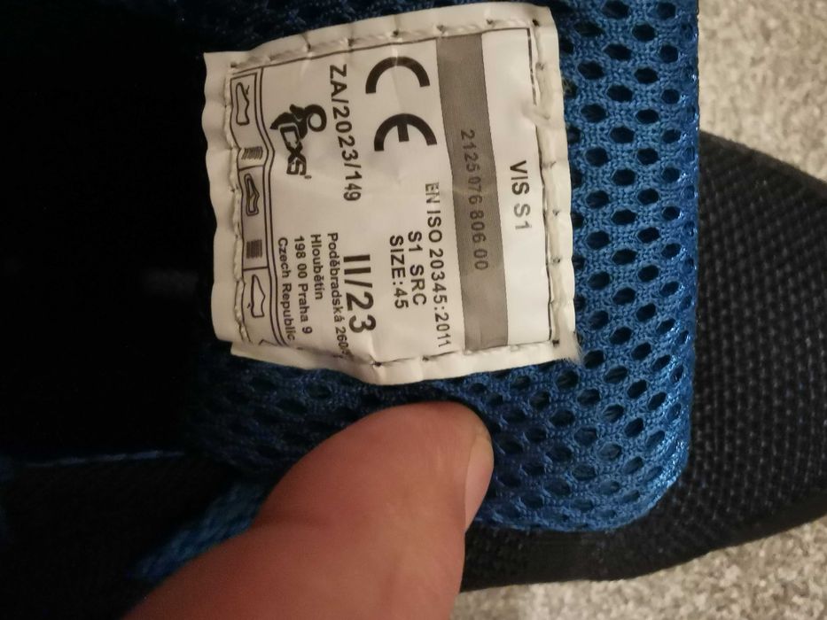 Продавам работни обувки с метлно бомбе