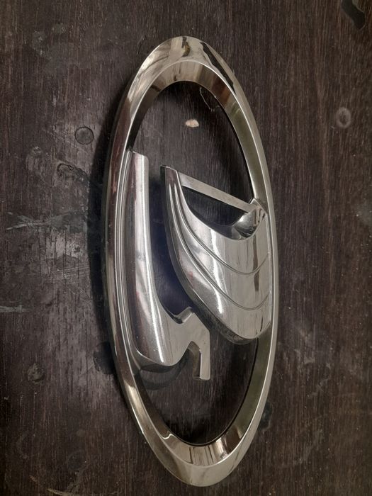 Подкрылок и значок Lada Vesta